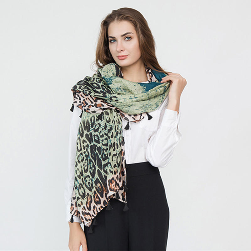 Mujer bufanda de flecos con borla de moda con estampado de leopardo degradado