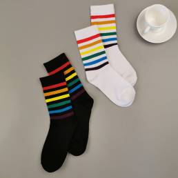 Mujer Algodón Rainbow Stripe Patrón Casual Universal Sport calcetines Tubo calcetines