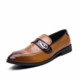 Zapatos cómodos de cuero con empalme de metal retro para hombres en zapatos suaves informales de negocios