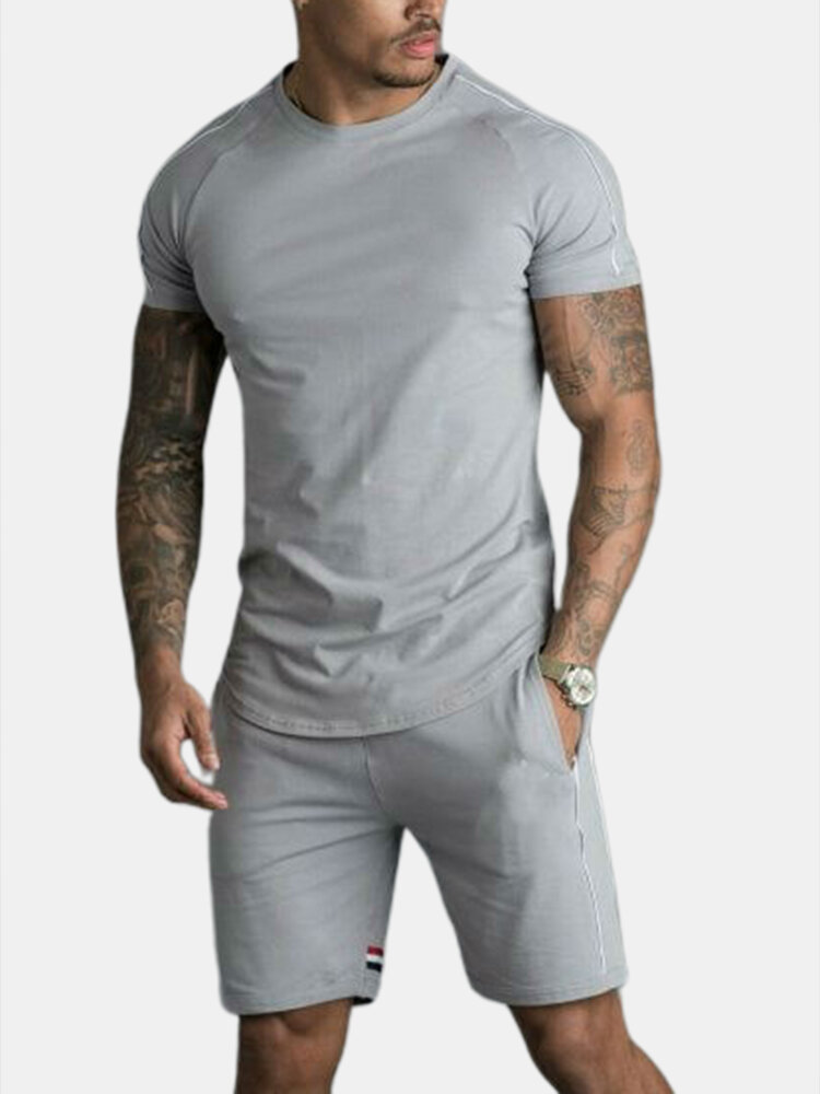 Pantalones cortos deportivos con bolsillo de rayas de costura de manga corta para hombre